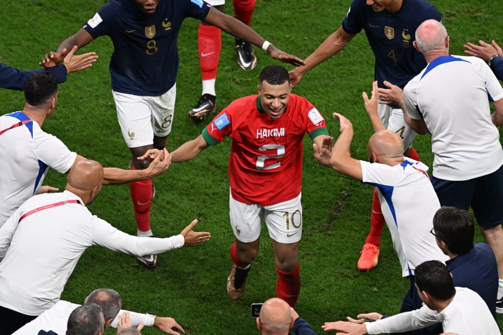 Mbappe mặc áo Hakimi ăn mừng chiến thắng cùng ĐT Pháp 2 Mbappe mặc áo Hakimi ăn mừng chiến thắng cùng ĐT Pháp 2